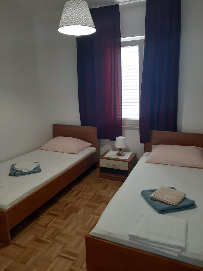 Donadic Ii, Caska Apartment