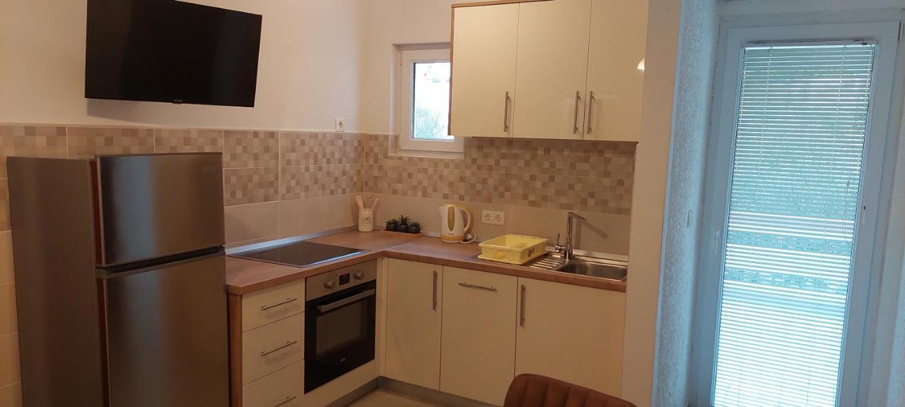 Donadic Ii, Caska Apartment