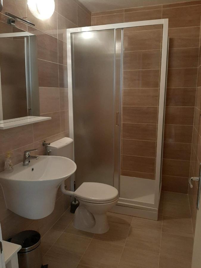 Donadic Ii, Caska Apartman