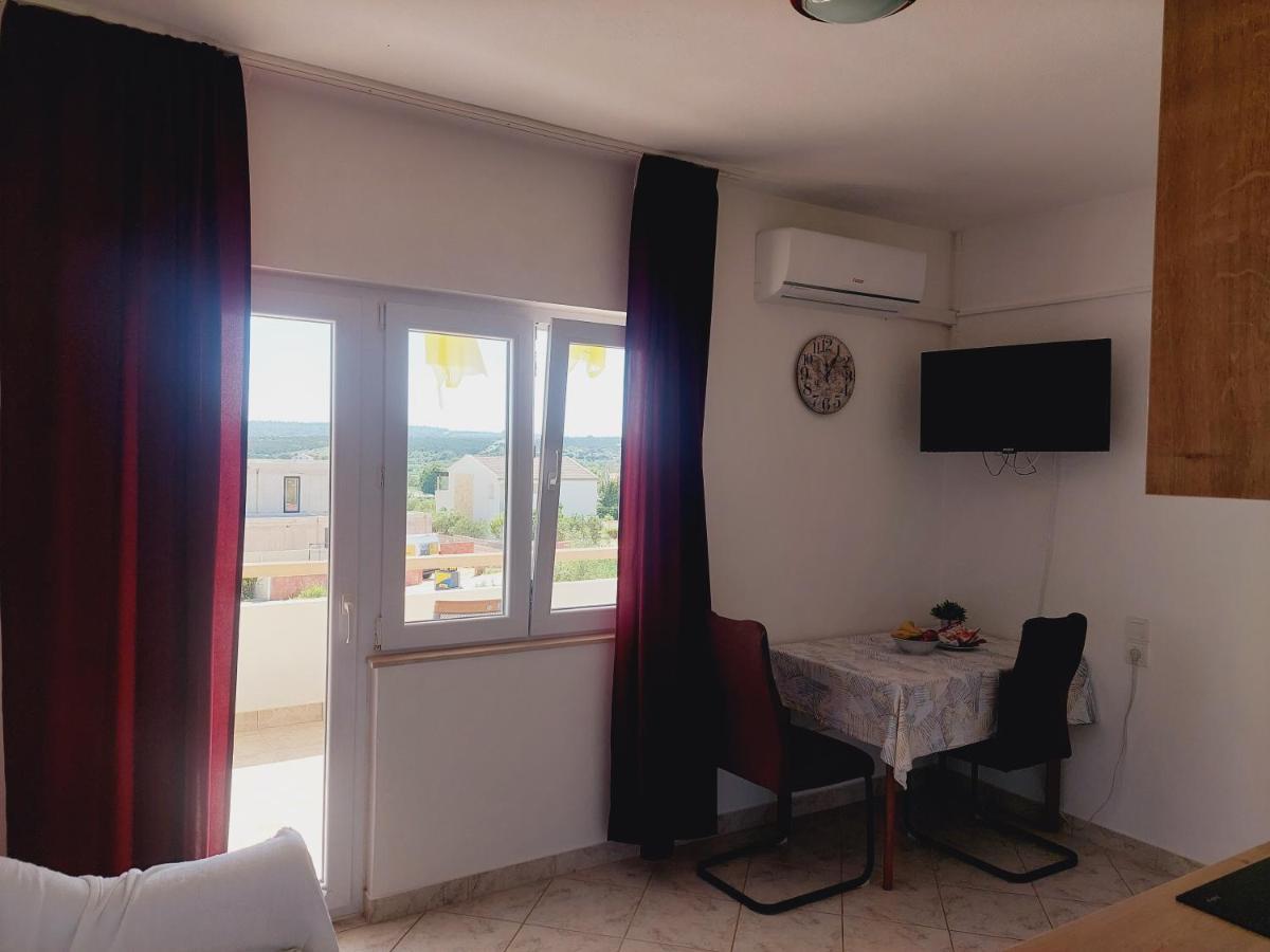 Donadic Ii, Caska Apartman