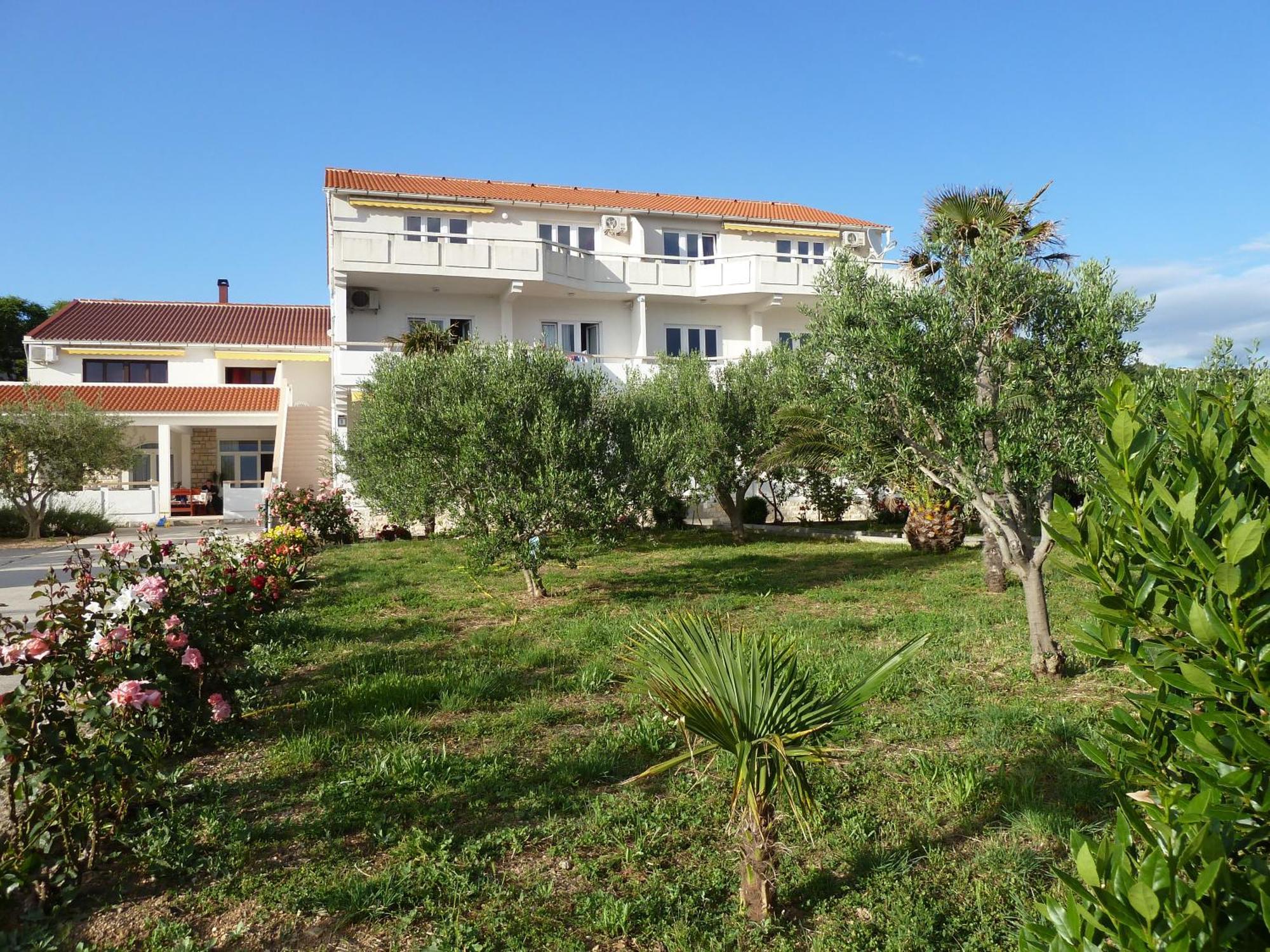 Donadic Ii, Caska Apartman